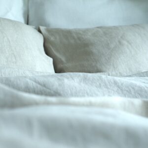 natural melange duvet set of 3 with coconut button. 2 Pillowcases in envelope closure.