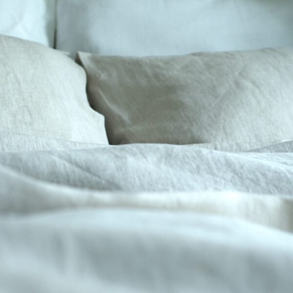 natural melange duvet set of 3 with coconut button. 2 Pillowcases in envelope closure.