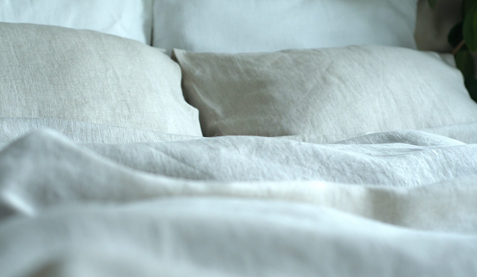natural melange duvet set of 3 with coconut button. 2 Pillowcases in envelope closure.